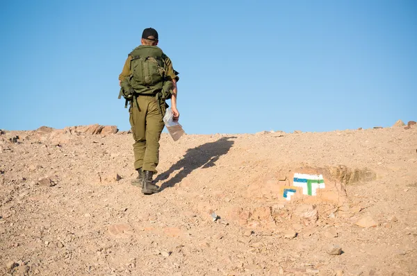 Des soldats patrouillent dans le désert — Photo