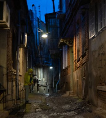 Akşam Tiflis sokakları kültür mirası şehrinde rahatlama gezisi