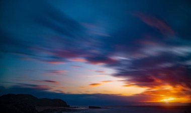 Akdeniz 'de gün batımı plajında rahatlayın.