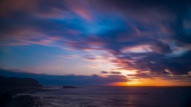 Akdeniz 'de gün batımı plajında rahatlayın.
