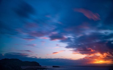 Akdeniz 'de gün batımı plajında rahatlayın.