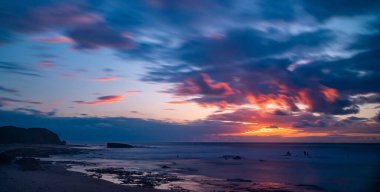 Akdeniz 'de gün batımı plajında rahatlayın.