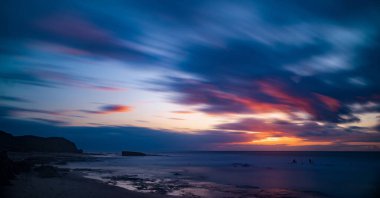 Akdeniz 'de gün batımı plajında rahatlayın.