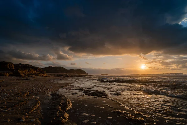 Akdeniz Gün Batımı Plajında Rahatlayın — Stok fotoğraf