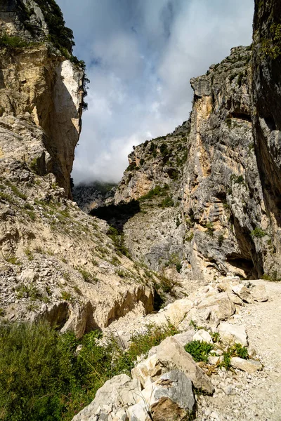 イタリアの山の中でハイキング Abruzzo — ストック写真