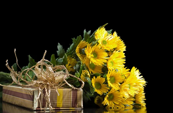 Yellow chrysanthemums and gift box — Stock Photo, Image