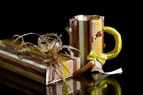 Gift box and paper mug — Stock Photo, Image