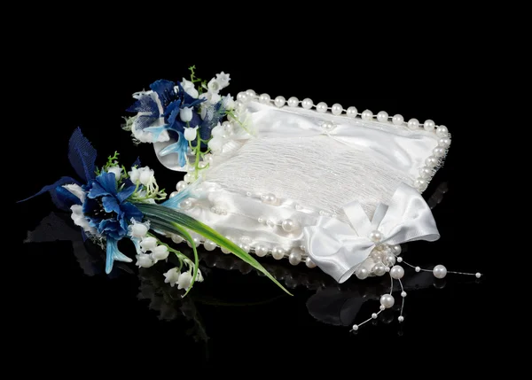 Travesseiro para anéis de casamento isolados — Fotografia de Stock