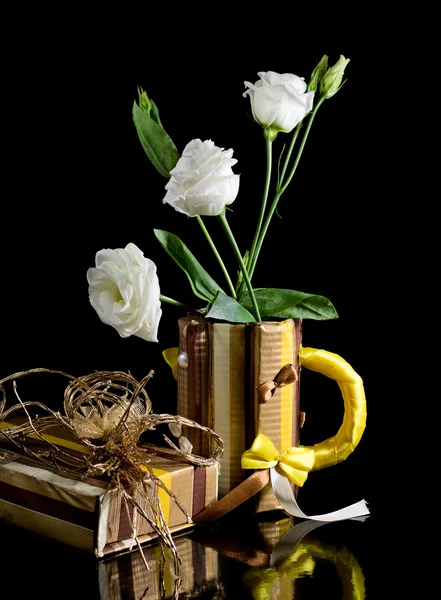 Paper mug with eustoma flowers — Stock Photo, Image