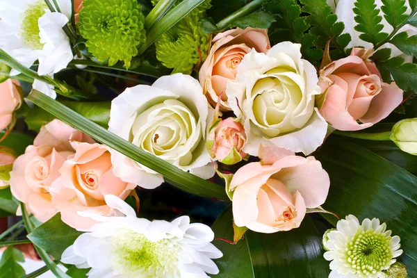 Bouquet of roses and chrysanthemums — Stock Photo, Image