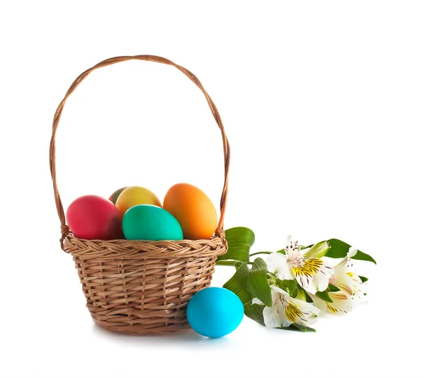 Paskalya yumurtaları ve izole çiçek sepeti Stok Resim