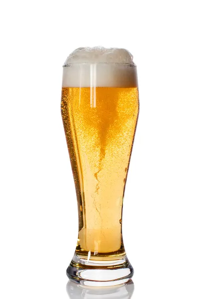 Copo de cerveja com espuma alta — Fotografia de Stock