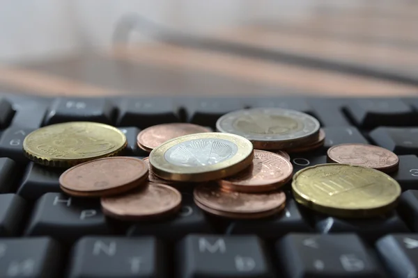 Coins on the keyboard — Stock Photo, Image