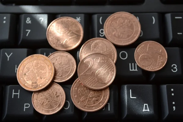 Coins on the keyboard — Stock Photo, Image
