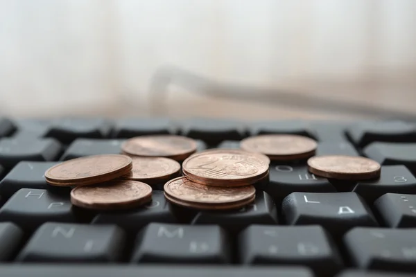 Coins on the keyboard — Stock Photo, Image