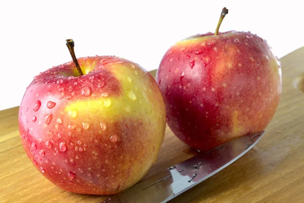 Äpfel auf dem Schreibtisch — Stockfoto