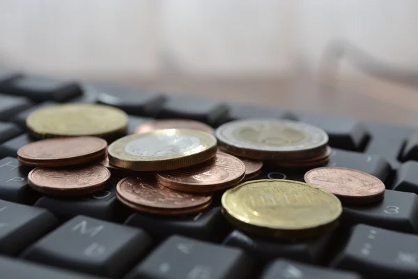 Coins on the keyboard — Stock Photo, Image