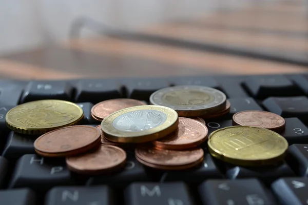 Coins on the keyboard — Stock Photo, Image