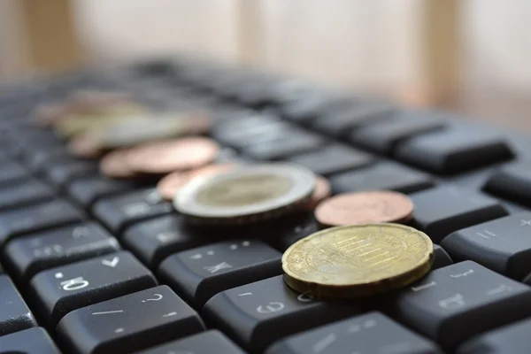 Coins on the keyboard — Stock Photo, Image