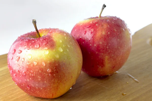 Jablka na stole — Stock fotografie