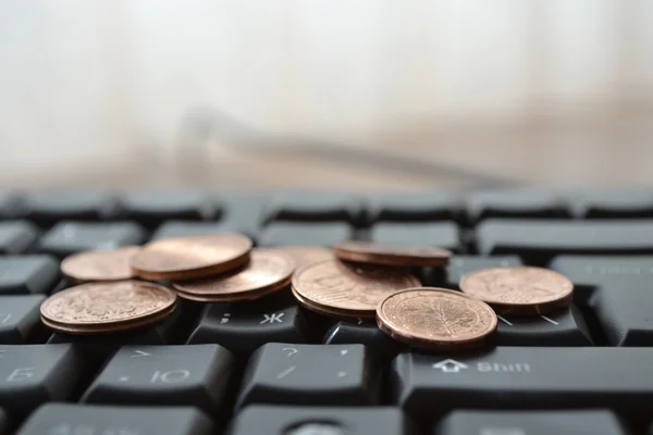 Coins on the keyboard — Stock Photo, Image