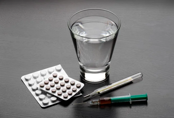 Water and pills — Stock Photo, Image