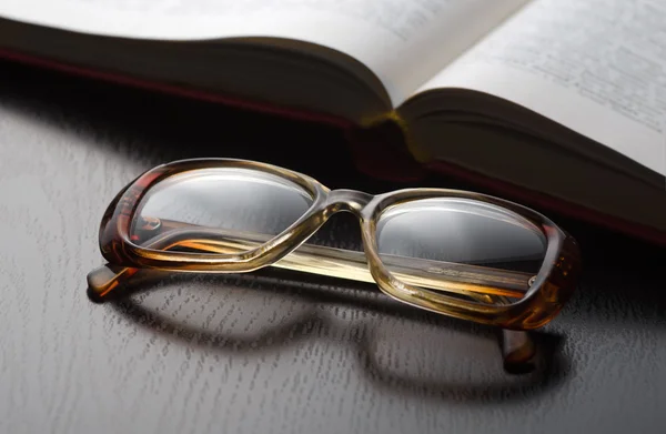 Gafas y libro — Foto de Stock