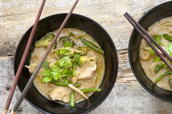 Tigelas de curry verde tailandês com pauzinhos — Fotografia de Stock