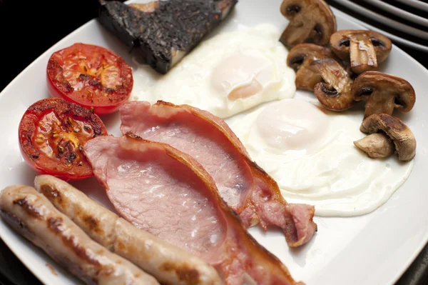 Полный приготовленный английский завтрак — стоковое фото