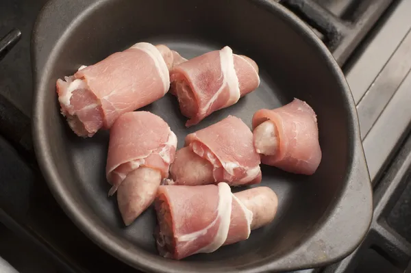 Cooking pigs in blankets — Stock Photo, Image