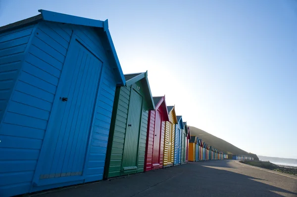 排五颜六色的木制海滩茅屋在惠特比 — 图库照片