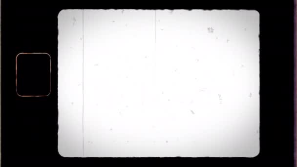 Marco de película Super 8 4K con agujero y ruido del piñón, polvo, pelo, rasguños — Vídeos de Stock