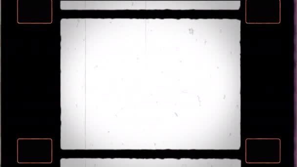 Marco de película de 16 mm 4K con agujero y ruido de piñón, polvo, cabello, arañazos — Vídeo de stock