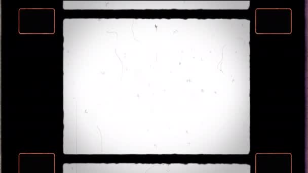 Marco de película de 16 mm 4K con agujero y ruido de piñón, polvo, cabello, arañazos — Vídeo de stock