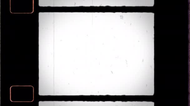 Marco de película de 16 mm 4K con agujero y ruido de piñón, polvo, cabello, arañazos — Vídeos de Stock
