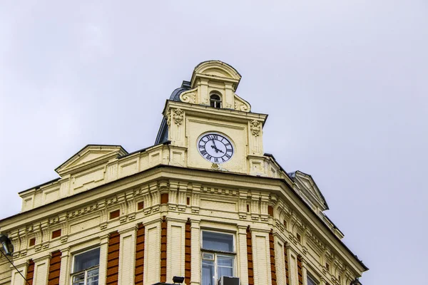 The clock on the building of the railway management — Stock Photo, Image