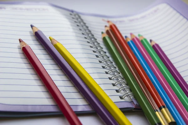 Χρωματιστά μολύβια σε ένα σημειωματάριο — Φωτογραφία Αρχείου