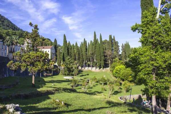 Parque en el monasterio Imágenes de stock libres de derechos