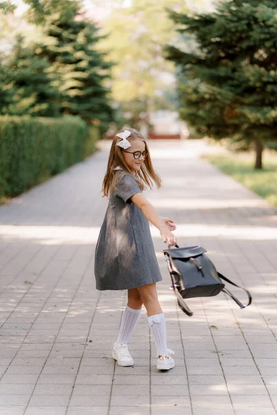 Una Chica Vestido Gris Similar Una Escuela Con Gafas Está — Foto de Stock