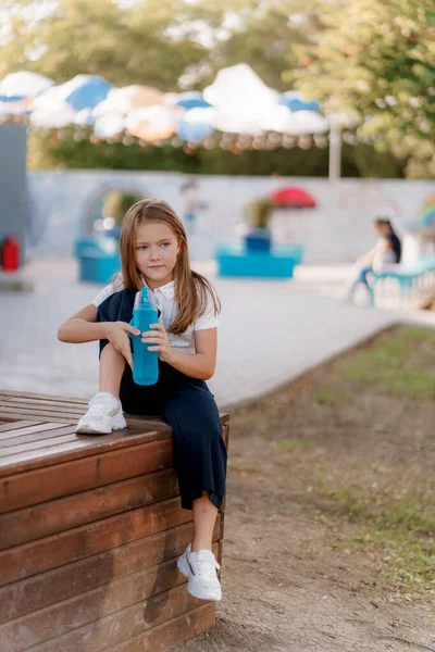 Girl Shirt Shorts Sitting Park Laptop Studying Bottle Water — Zdjęcie stockowe