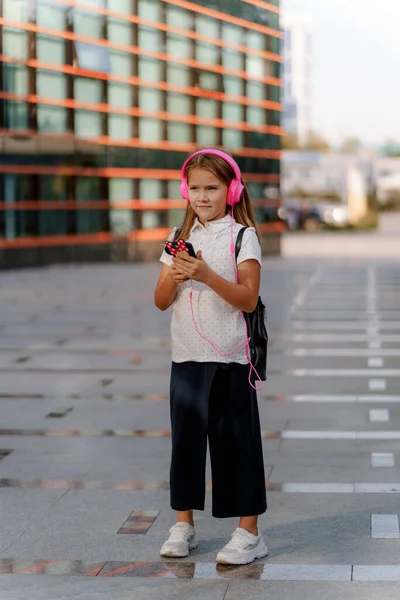 Girl Pink Headphones Backpack Walks City — 스톡 사진