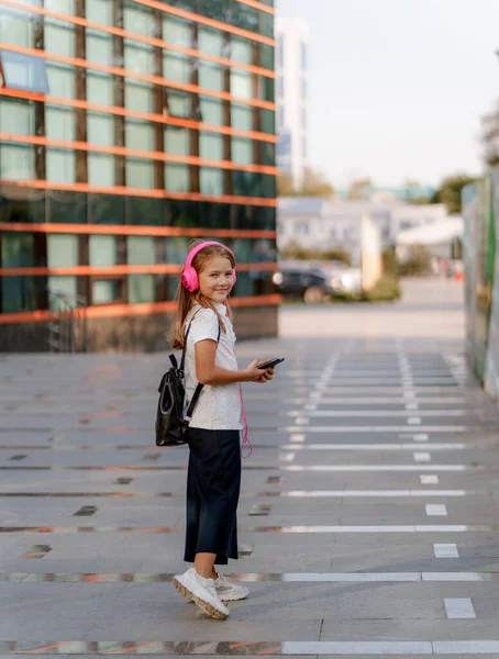 Girl Pink Headphones Backpack Walks City — Stock fotografie
