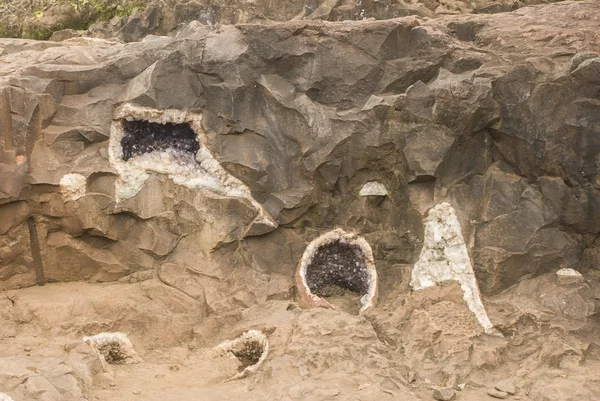 Geodes in de rots — Stockfoto