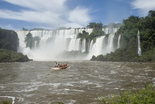 Barco cerca de Cataratas del Iguazú Fotos De Stock