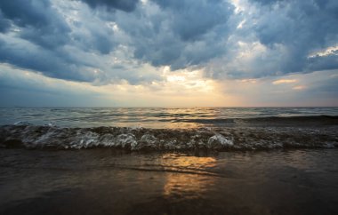 Baltık Denizi 'nde gün batımı ve bulutlar