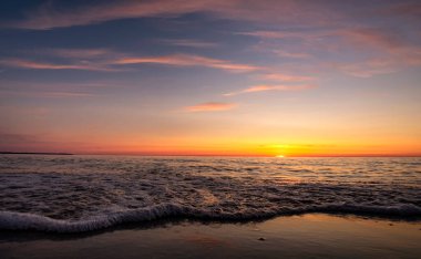 Baltık Denizi 'nde gün batımı ve bulutlar