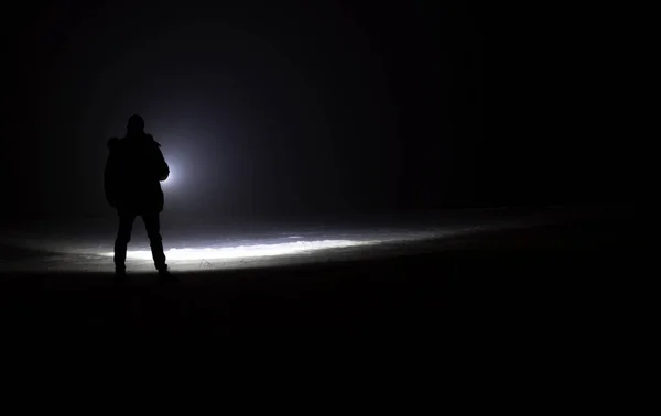 Homme Avec Lampe Poche Dans Nuit Hiver — Photo