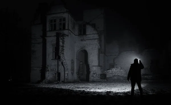 Homme Avec Une Lampe Poche Près Des Ruines Vieux Château — Photo