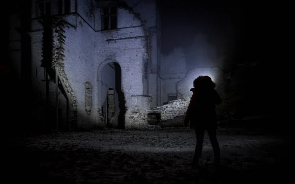 Homme Avec Une Lampe Poche Près Des Ruines Vieux Château — Photo