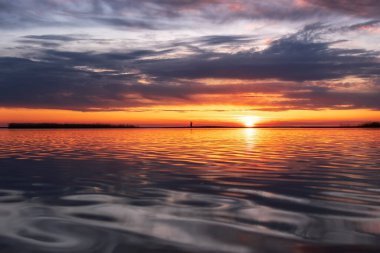 Baltık Denizi 'nde gün batımı ve bulutlar